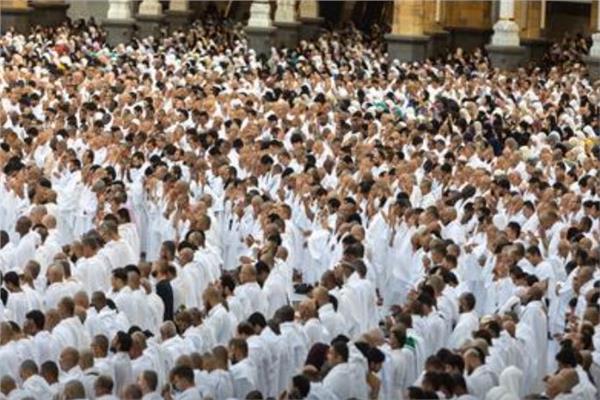 المعتمرون يؤدون صلاة العيد