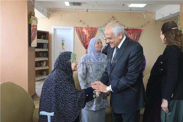 محافظ الجيزة خلال تفقده دار المسنين 