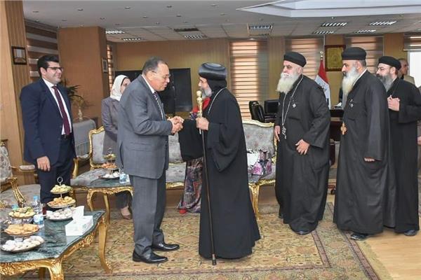 وفد كنسي  يقدم التهنئة بعيد الفطر المبارك لمحافظ الشرقية
