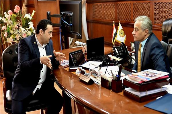 وزير القوى العاملة مع محرر بوابة أخبار اليوم