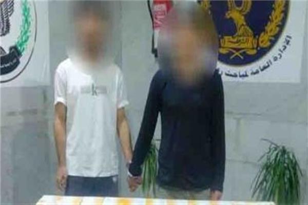 المتهمين وبحوزتهما المضبوطات