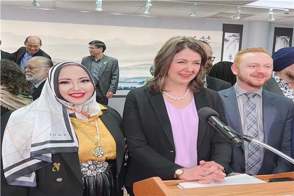 داليا الشافعي مصطفى بجوار دانيال سميث رئيسة وزراء مقاطعة ألبرتا الكندية