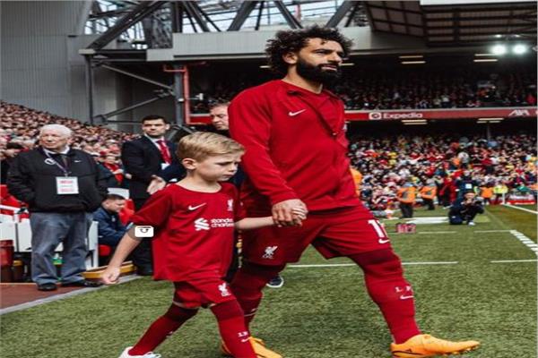 محمد صلاح مع نجل ستيفن جيرارد