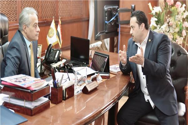 وزير القوى العاملة مع محرر بوابة أخبار اليوم