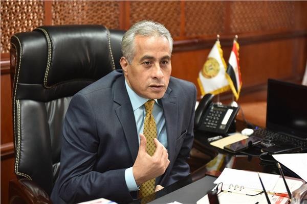 حسن شحاتة وزير القوى العاملة 