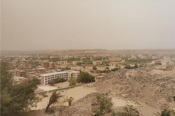 رياح متوسطة تضرب أسوان والغيوم تملأ سماءها