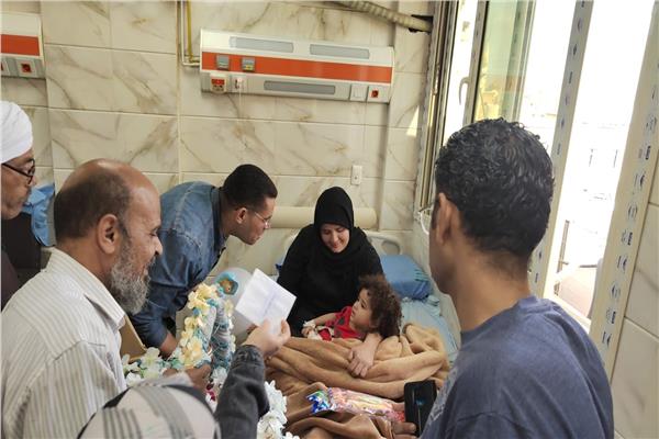 «عبدالجليل» أثناء معايدته والاطمئنان على حالة طفلة