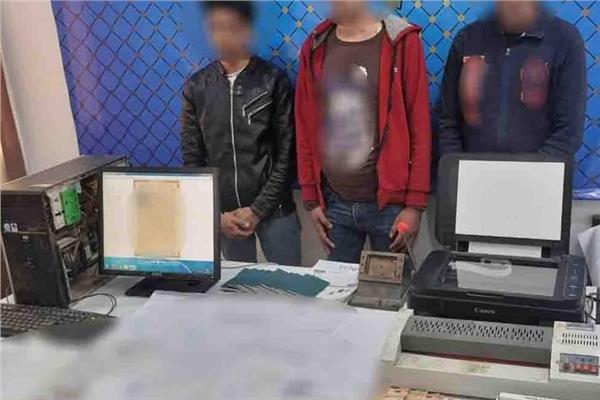 المتهمين امامهم المضبوطات