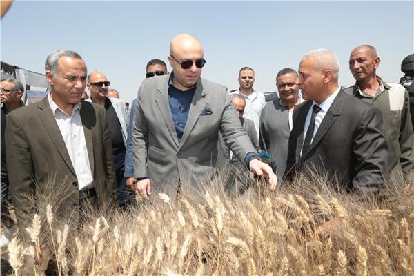 الدكتور محمد هاني غنيم  محافظ بني سويف خلال موسم حصاد وتوريد الأقماح