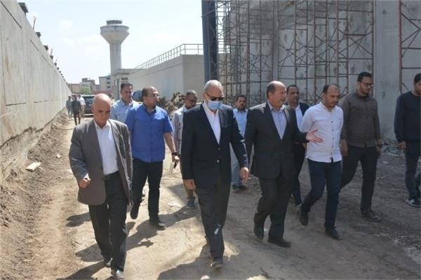 عبد الحميد الهجان محافظ القليوبية خلال الجولة الميدانية بمدينه كفر شكر