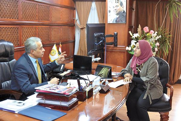 حسن شحاتة وزير القوى العاملة، خلال حواره مع «أخبار اليوم »