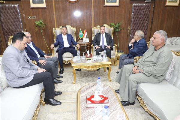  محافظ المنوفية يتلقى واجب العزاء فى وفاة ابن شقيقه بمكتبه بديوان عام المحافظة