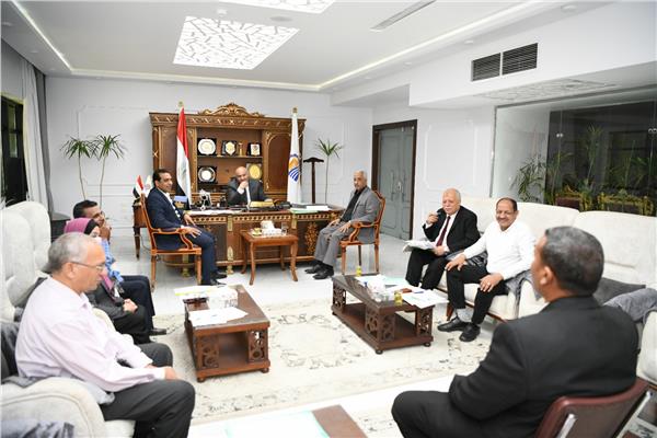 محافظ قنا يترأس لجنة إختيار المتقدمين لشغل وظيفة مدير الإدارة العامة 