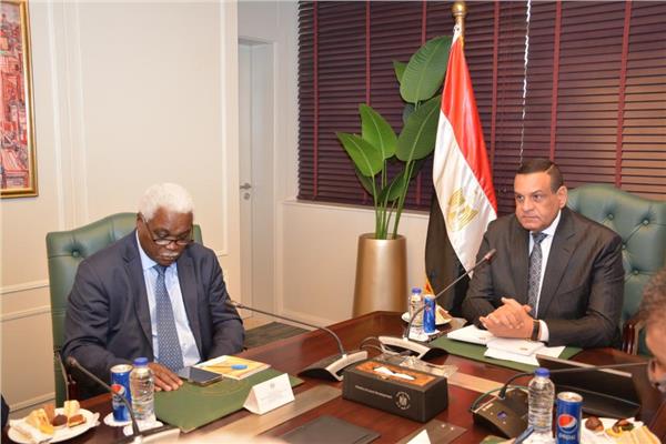  وزير التنمية المحلية والأمين العام لمنظمة المدن المحلية المتحدة الأفريقية