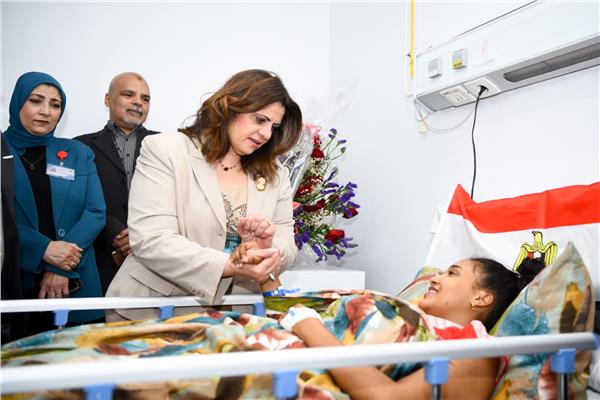 وزيرة الهجرة خلال لقاءها بالمصرية المصابة