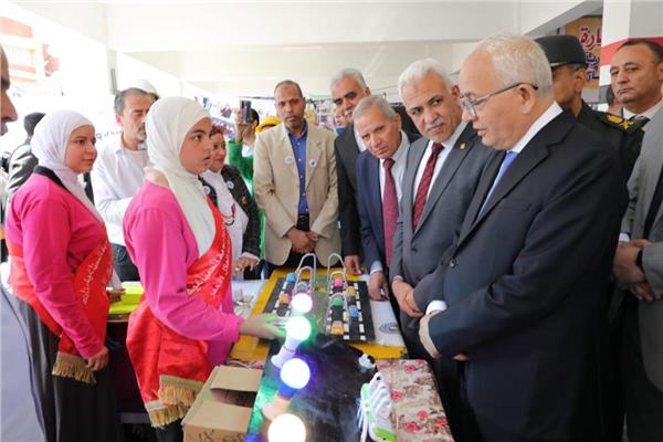 الوزير خلال الجولة