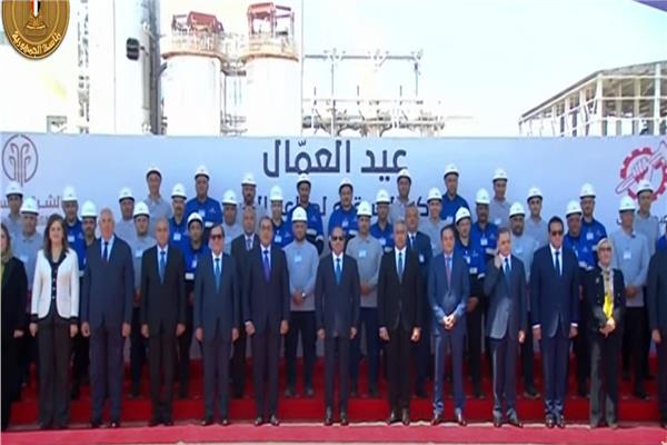 الرئيس عبدالفتاح السيسي أثناء التقاط صورة تذكارية مع العمال