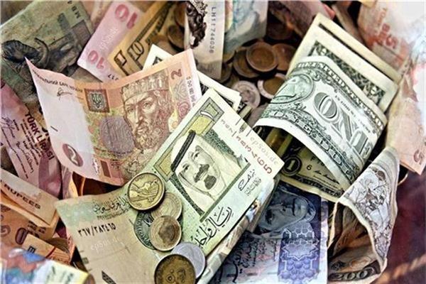 صورة أرشيفية لعملات عربية