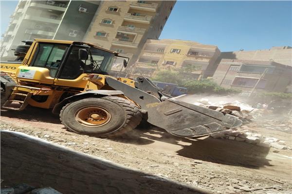 جانب من إزالة التعديات على الأراضي الزراعية وأملاك دولة في أسيوط
