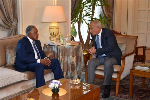 أحمد أبو الغيط الأمين العام للجامعة العربية والسفير دفع الله الحاج مبعوث مجلس السيادة