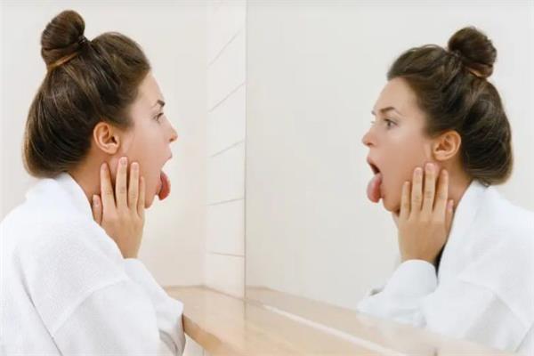 لسانك مرآة صحتك العامة.. إليك الأسباب