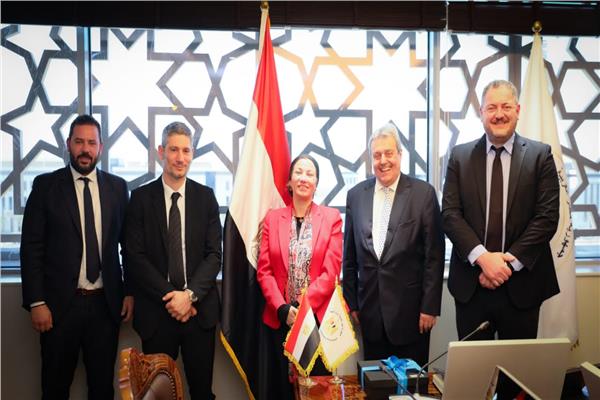  وزيرة البيئة تبحث مشروع إدارة مخلفات السفن بقناة السويس بيئيا 