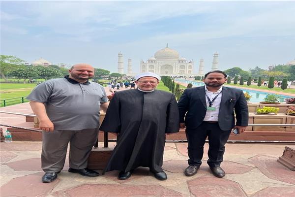 مفتي الجمهورية في زيارته لتاج محل بالهند