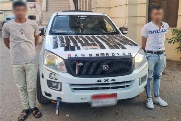 المتهمين وبحوزتهم المضبوطات