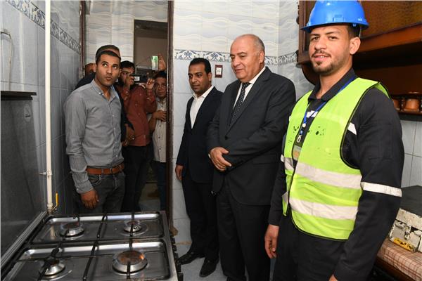 محافظ قنا يطلق أول شعلة غاز بمنزل أحد المواطنين بقرية العسيرات 