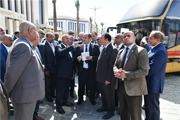 "الوزير" يتفقد إصطفافا لأتوبيسات نقل في العاصمة الإدارية الجديدة