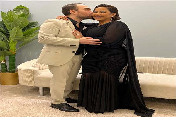 "قبلة" من حسام حبيب لـ«شيرين عبد الوهاب»