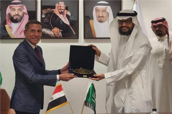 جانب من توقيع البرنامج