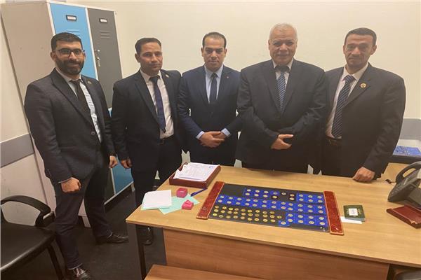 جمارك مطار القاهرة الدولي تضبط تهريب عدد من الجنيهات الذهبية