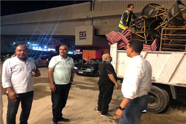 رفع إشغالات كافيه شهير وضبط سيارات السيرفيس المخالفة للانتظار بالدقي
