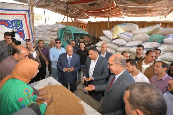 محافظ الدقهلية يتفقد توريد القمح