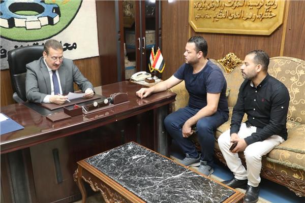 المحافظ يستمع للمواطنين 