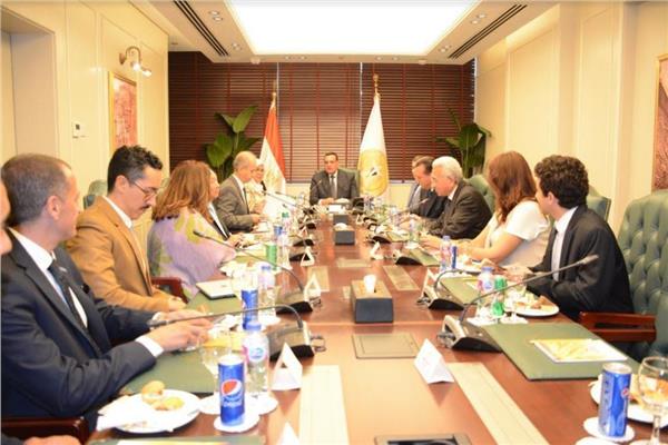 وزير التنمية المحلية  خلال الاجتماع 