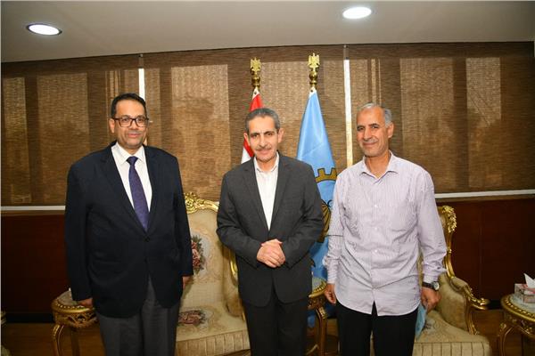  محافظ الغربية يكرم مدير مدرسة الشربيني درويش
