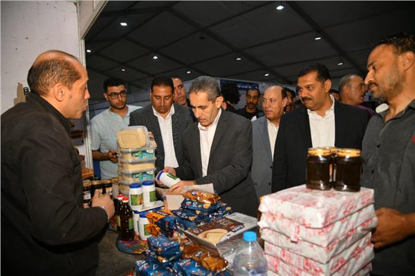 محافظ الغربية يتفقد معرض السلع الغذائية بطنطا