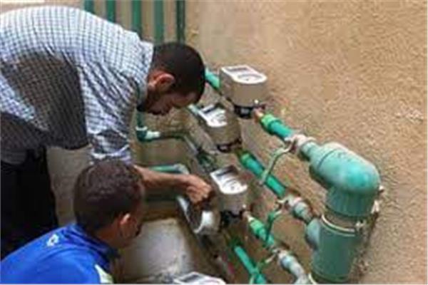  استبدال عدادات المياه المعطلة بأخرى مسبقة الدفع بمحافظات القناة