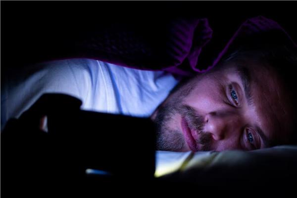 تسبب القلق والتوتر.. لا تقرأ الأخبار قبل النوم