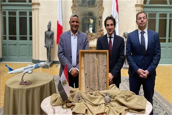 وزارة الخارجية تسلم 4 قطع أثرية مُستردة من إيطاليا إلى وزارة السياحة والآثار