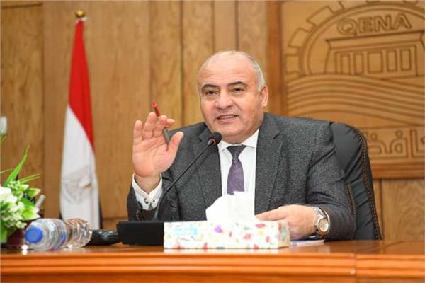 محافظ قنا