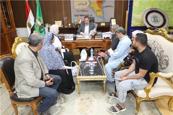 محافظ المنوفية يلتقي المتضررين من انهيار منازلهم في انفجار اسطوانة بوتاجاز