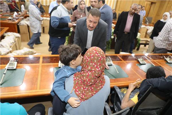 محافظ المنوفية يسلم كراسي متحركة ومساعدات مالية وعينية