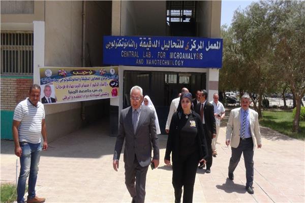 رئيس جامعة المنيا خلال تفقد وحدات المعمل المركزي للتحاليل الدقيقة والنانو تكنولوجي