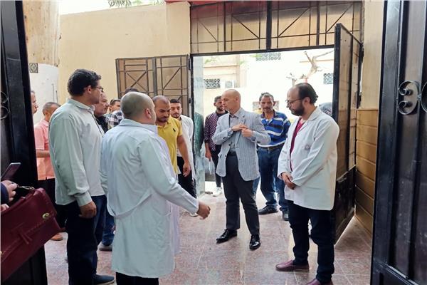 وكيل وزارة الصحة بالشرقية خلال تفقده مستشفى الزقازيق العام   