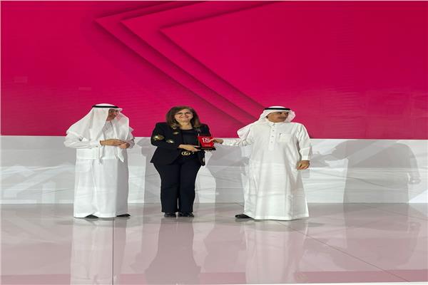وزيرة التخطيط والتنمية الاقتصادية تتسلم الجائزة  