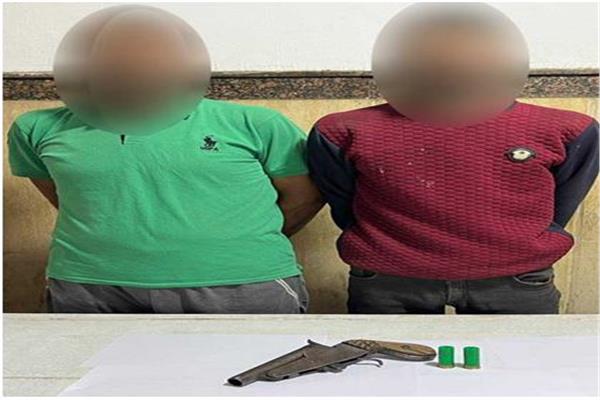 المتهمين وبحوزتهم السلاح المستخدم بالواقعة