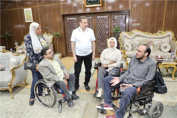محافظ المنوفيةخلال تسليم وفد ضمور العضلات «طقم كورة بوتشا»